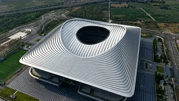 时而点头回, 时而微笑, 球员们在草